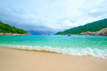 Fototapeta na wymiar turquoise water sea with blue sky on the sunny Holiday, at koh nang yuan island beach, koh tao ,suratthani , thailand