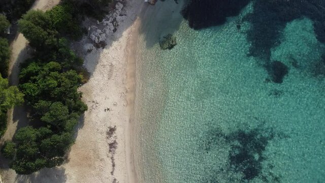 Spiaggia di Cala Moresca, Golfo Aranci, Sardegna. Ripresa aerea zenitale con drone.