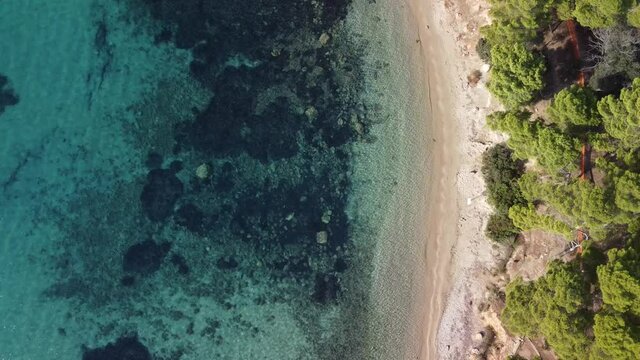 Spiaggia di Cala Moresca, Golfo Aranci, Sardegna. Ripresa aerea zenitale con drone.