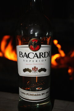 Eine Flasche Bacardi Rum am Kaminfeuer