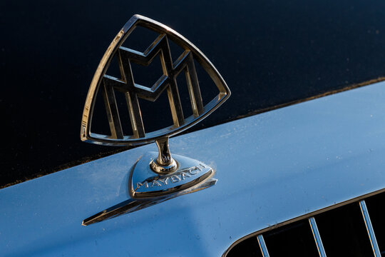 Autumn Oldtimer Car Meeting in detail - car logos