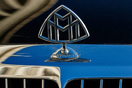 Autumn Oldtimer Car Meeting in detail - car logos