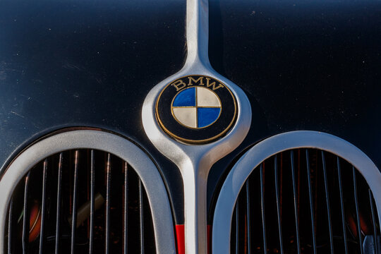 Autumn Oldtimer Car Meeting in detail - car logos