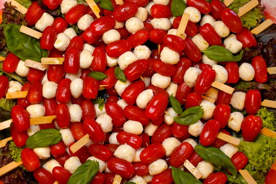 Tomaten-Mozzarella-Spieße mit Basilikum