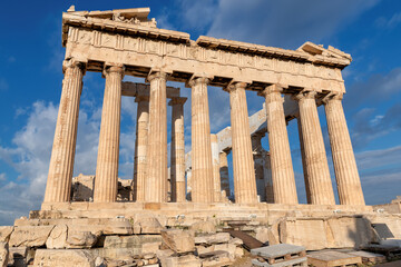 Obraz premium Parthenon temple on a sunny day. Acropolis in Athens, Greece