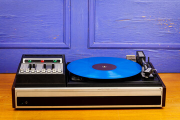 Obraz premium Vintage turntable vinyl record player with blue vinyl