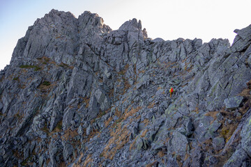 岩壁をトラバースしてゆく