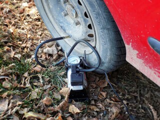 Inflating a car wheel with a compressor on the road
