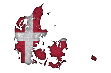 Karte und Fahne von Dänemark auf verwittertem Beton