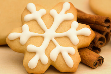 Gros plan sur des biscuits en forme de flocon de neige à la cannelle. Biscuits de Noël faits maison