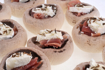 Champignons de Paris crus farcis en gros plan