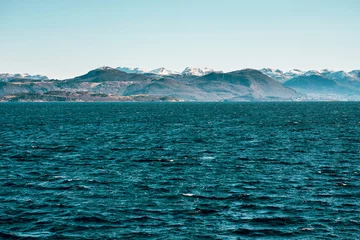 Fototapete Reinefjorden Schöne Aussicht auf das kalte blaue Meer und die Berge mit schneebedeckten Gipfeln im Hintergrund