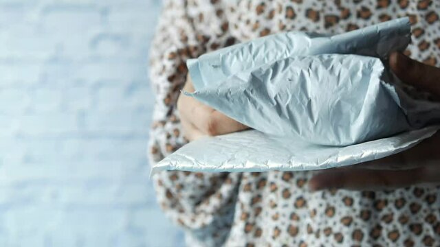 women hand hold paper bubble envelope