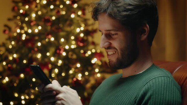 Giovane ragazzo manda messaggi sul telefono a Natale
