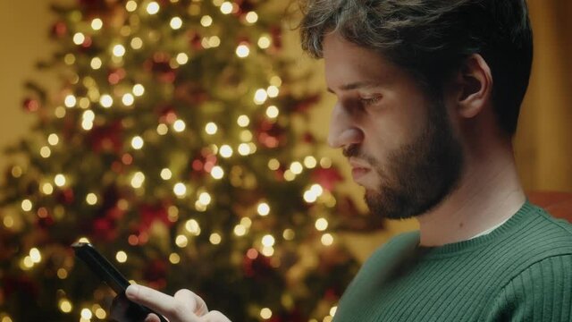 Giovane ragazzo manda messaggi sul telefono a Natale