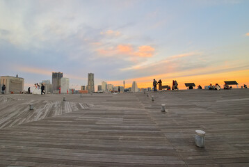 大さん橋から見る横浜港とみなとみらいのマジックアワーの夕景