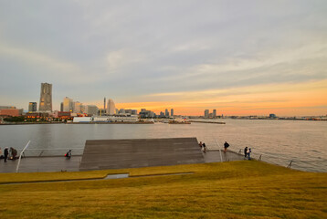 大さん橋から見る横浜港とみなとみらいのマジックアワーの夕景