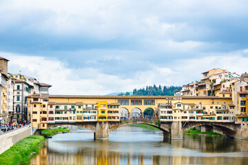 Fototapeta premium huge crowds of people on the Ponte Vecchio, Florence, Italy. Spring cloudy day