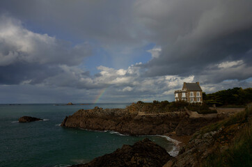 Fototapeta na wymiar Town of Saint-Malo, a touristic icon in Brittany, seascape