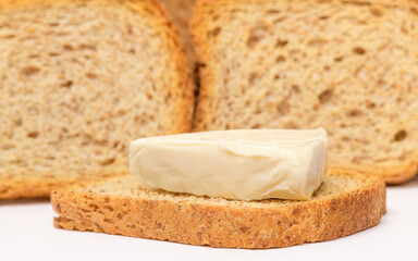 fromage fondu sur biscotte en gros plan