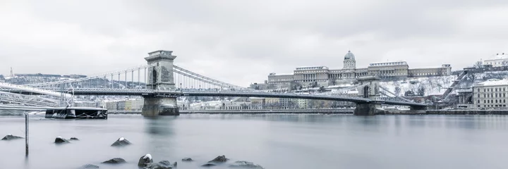 Wandaufkleber panorama of the Buda castle and the Chain Bridge above the Danube river in Budapest, Hungary, in winter © Michael Niessen