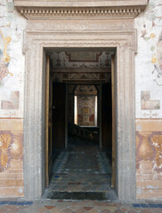 Fototapeta na wymiar Portale con mensola e fregi di villa Farnese