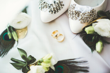 Obraz na płótnie Canvas White stylish wedding shoes for bride. Close-up