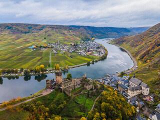 Jesienny widok na Burg Metternich nad Mozelą w Nadrenii-Palatynacie , w Niemczech.