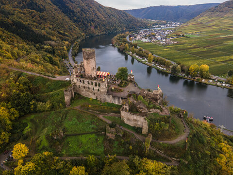 Jesienny widok na Burg Metternich nad Mozelą w Nadrenii-Palatynacie , w Niemczech.