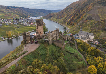 Jesienny widok na Burg Metternich nad Mozelą w Nadrenii-Palatynacie , w Niemczech. © slawjanek