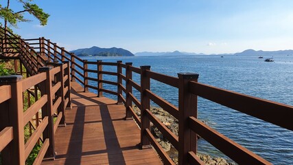 한국의 남해안 바닷가 산책로 풍경