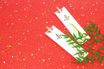 日本の正月　金銀振りの赤い和紙の上の祝箸