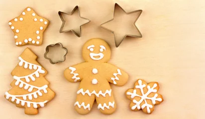 Abwaschbare Fototapete Süße Monster Nahaufnahme von Lebkuchen mit Zuckerguss verziert. Hausgemachte Weihnachtsplätzchen mit Zimt