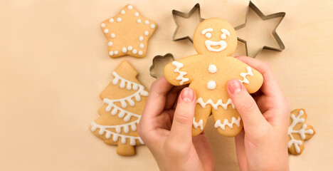 Enfant faisant des biscuits de Noël faits maison.