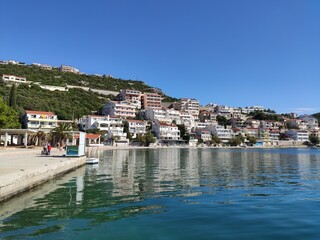 Fototapeta na wymiar Paysage ou environnement dans les environs de Neum, en Bosnie-herzégovine, une commune au bord de la mer Adriatique, d'un bleu turquoise, bon moment pour se baigner ou profiter d'un paysage aquatique