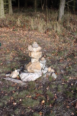 Steinmännchen am Waldrand. Steinpyramide.