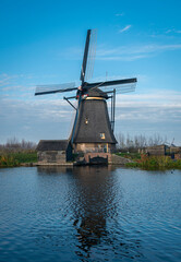 Fototapeta na wymiar Ancient windmill on the edge of the canal at Kinderdijk, Netherlands