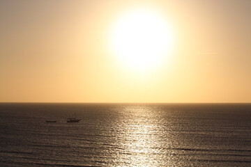 Obraz premium Boat against the light of the sunset in Jericoacoara.