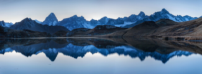 Reflet du Massif du Mont-Blanc sur le Lacs de Fenêtre en Suisse - obrazy, fototapety, plakaty