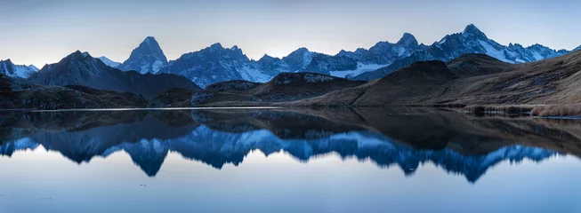 Photo sur Plexiglas Mont Blanc Reflet du Massif du Mont-Blanc sur le Lacs de Fenêtre en Suisse