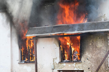 Flammen schlagen aus brennendem Haus