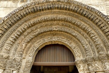 Le tympan du portail d’entrée de l’abbaye aux dames de Saintes