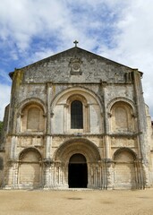 Fototapeta na wymiar Façade de l’abbaye aux dames de Saintes