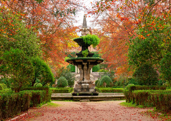 Fototapeta na wymiar Fountain in park. Autumn in Botanical Garden of Coimbra