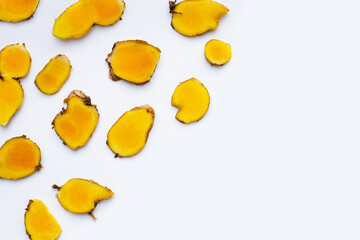 Naklejka premium Phlai slices, Cassumumr ginger or zingiber montanum on white background.