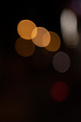 bokeh ronds de lumière chaude sur fond noir