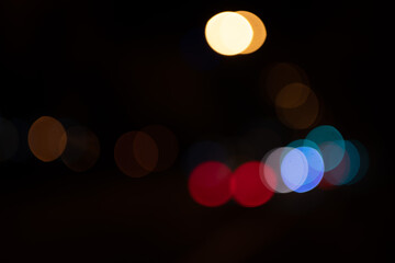 bokeh ronds de lumière chaude rouge jaune bleue sur fond noir