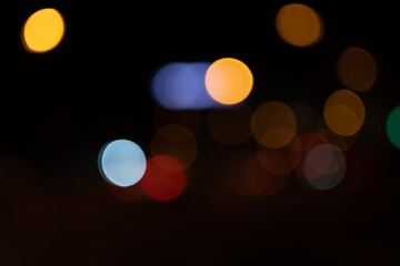 ronds de lumière éparses sur fond noir calme et doux