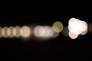 forme de flèche en ronds de lumière blanche bokeh sur fond noir