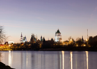 Obraz premium Moscow, Russia. Night view of Serebryano-Vinogradny pond. Entertainment center in ancient style (so called 